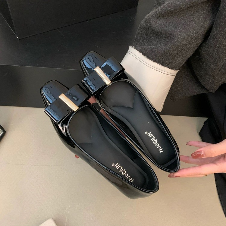 Quadratische Schleifen-Slipper – Leatherwork In French Bewertung und Preis